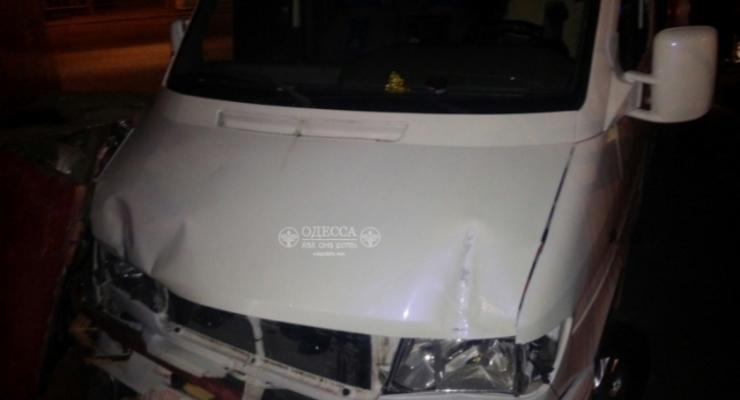 В Одессе пьяный водитель Mercedes врезался в остановку