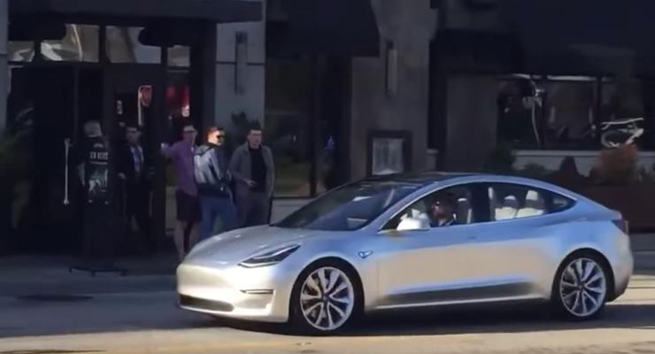 Tesla Model 3 заметили на улице в США