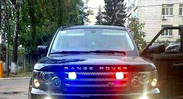 В Харькове поймали девушку на Range Rover с незаконными спецсигналами