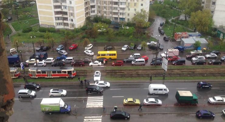 В Киеве неравнодушный водитель заблокировал автохама и вызвал полицию