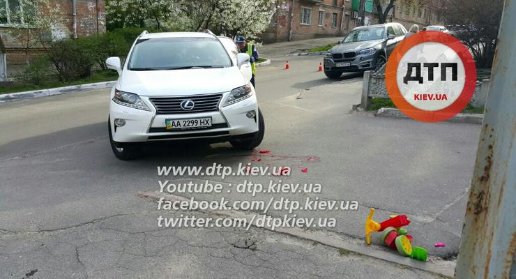 В Киеве Lexus раздавил ребенка