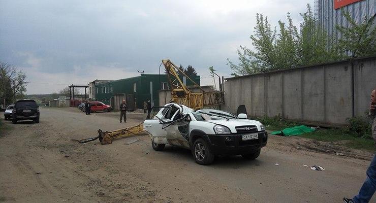 В Умани строительный кран рухнул на автомобиль