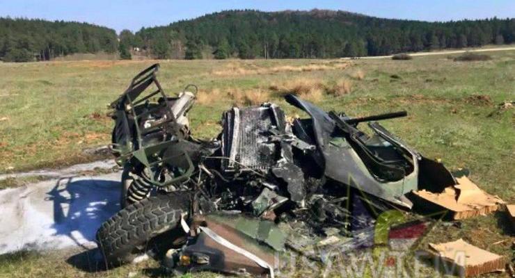 В Германии три внедорожника разбились, упав с самолета