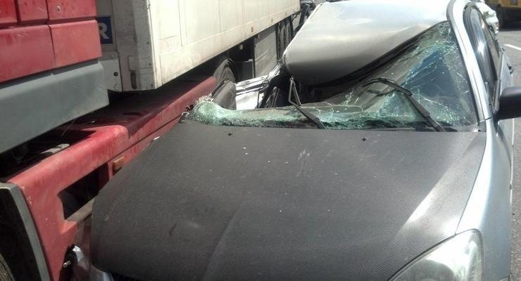 В Киеве Mitsubishi Lancer столкнулся с грузовиком