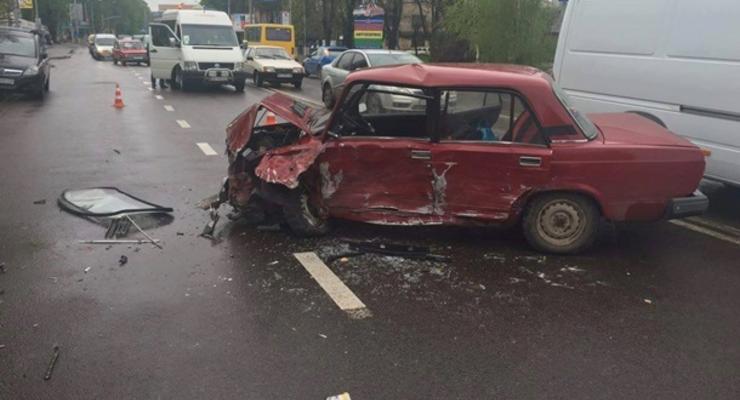 Во Львове столкнулись маршрутка и три автомобиля