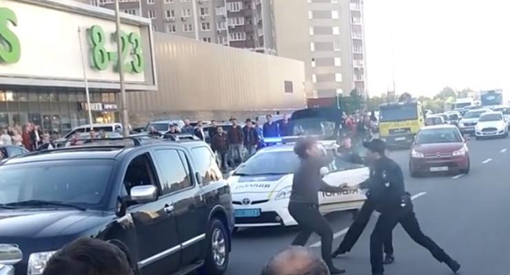 В Киеве водитель Infiniti устроил драку с полицией