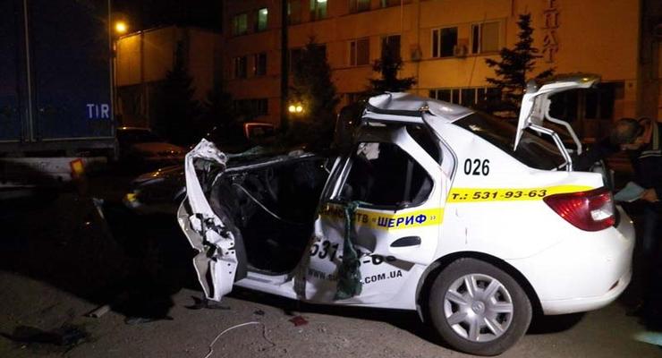 В Киеве Renault охранной фирмы столкнулся с грузовиком, погиб водитель