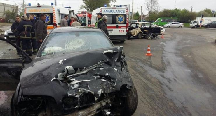 В Харькове BMW влетел в ВАЗ: пять пострадавших