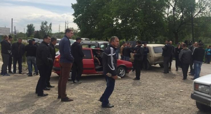 На Прикарпатье жители перекрыли трассу, блокировав авто министра экологии