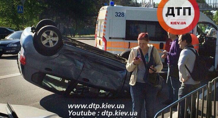 В Киеве на Столичном шоссе опрокинулся Chevrolet Aveo