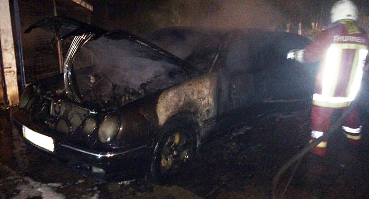 На Закарпатье в частном секторе сгорели четыре автомобля