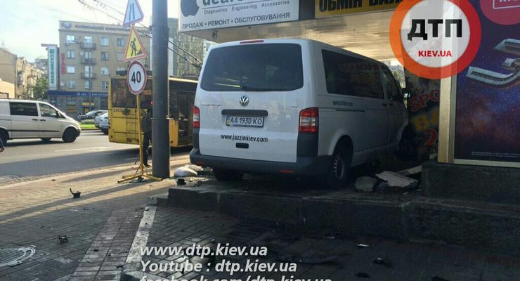 В Киеве микроавтобус протаранил вход в гостиницу Лыбидь