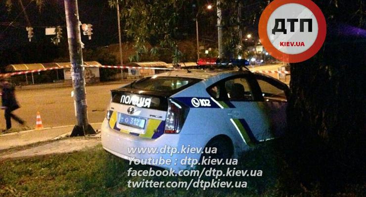 В Киеве пьяный на Volkswagen врезался в полицейский Prius