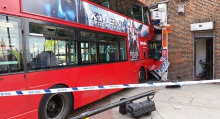 В Лондоне двухэтажный автобус врезался в стену дома, есть пострадавшие