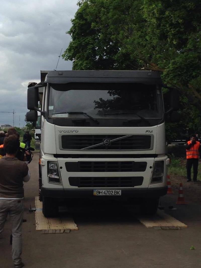 Гройсман приехал в Одессу и взвесил грузовики / facebook.com/volodymyrgroysman