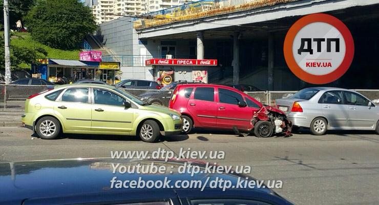 В Киеве на улице Гетьмана в аварию попали сразу 12 авто