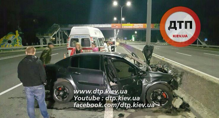 Под Киевом Renault влетел в отбойник, двое погибших