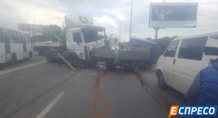 ДТП на Заболотного: В Киеве образовалась пробка в пять километров