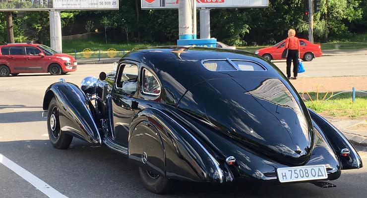 Необычный ретрокар Mercedes заметили на улице Киева
