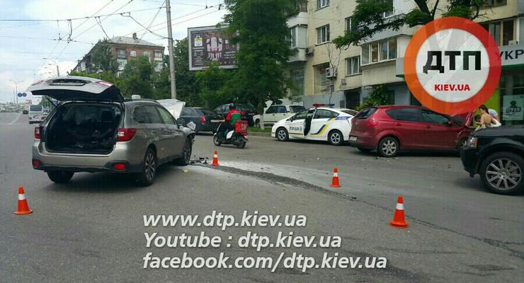 В Киеве Subaru с детьми протаранила SEAT