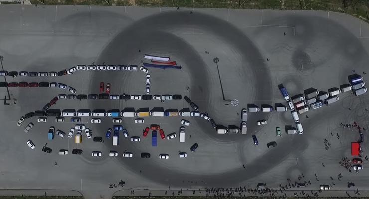В Челябинске карусель из машин изобразила танк