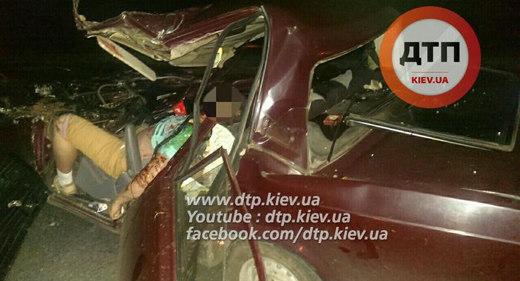 Под Киевом ВАЗ столкнулся с грузовиком, водитель погиб