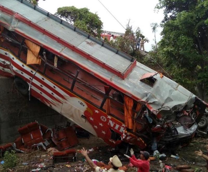 В Индии автобус упал с высоты шесть метров: 17 погибших / timesofindia.indiatimes.com