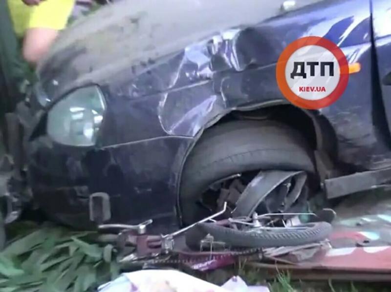 Шокирующая трагедия: Автомобиль сбил двух девочек под Киевом / dtp.kiev.ua