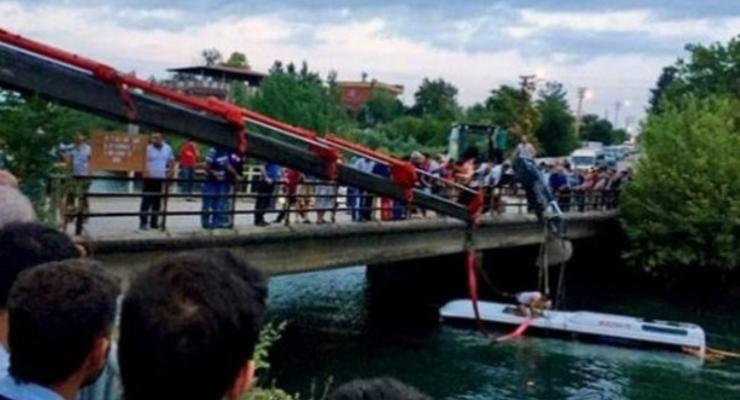 В Турции автобус со школьниками упал в канал: есть погибшие
