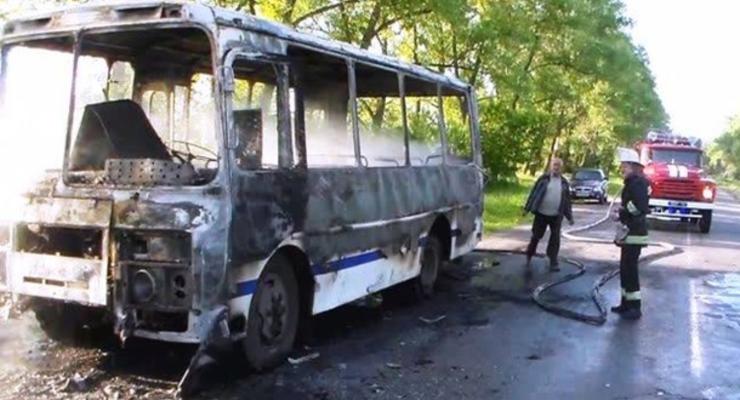 В Черкасской области во время движения вспыхнул автобус