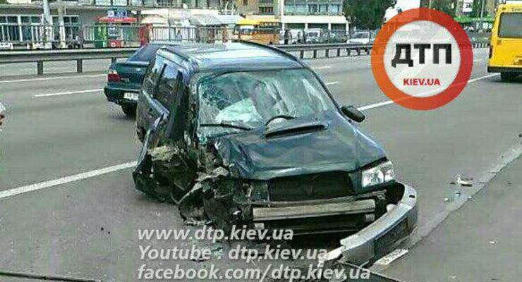 В Киеве Subaru разбился о столб, пострадала водитель