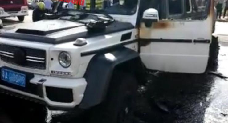 В Китае сгорел дотла шестиколесный Mercedes AMG за миллион евро