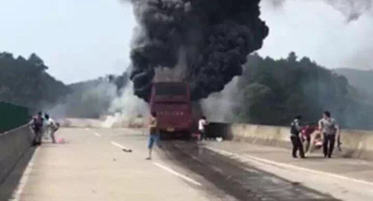 В Китае загорелся автобус, не менее 30 погибших
