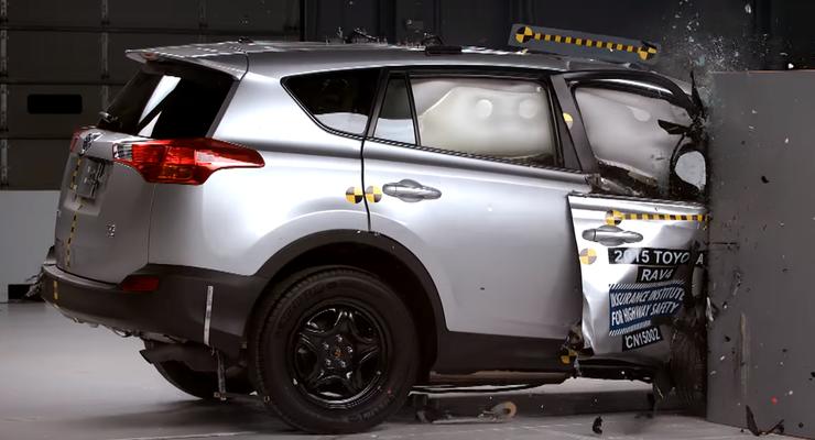 Кроссовер Toyota RAV4 провалил новый краш-тест