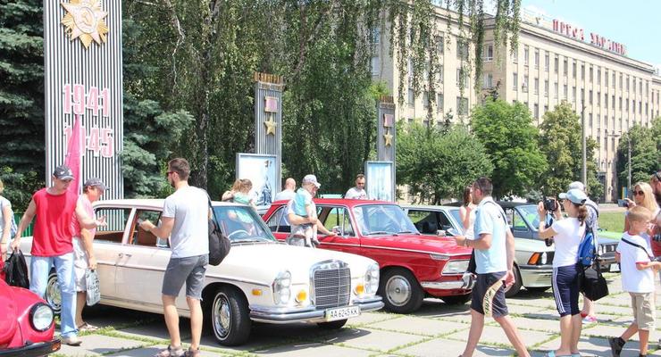 В Киеве провели парад ретро-техники