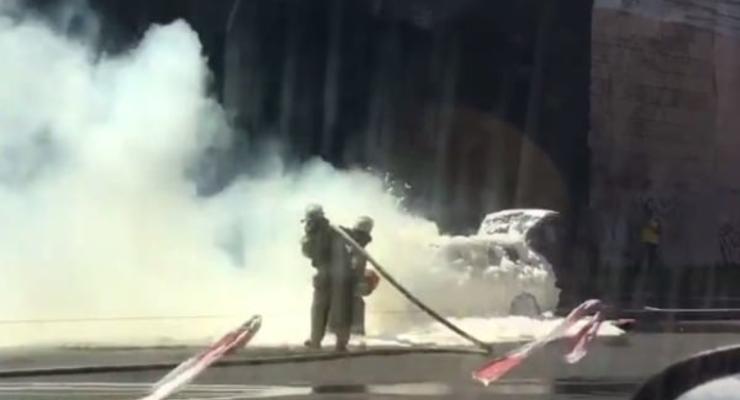 На Шулявке в Киеве загорелся автомобиль