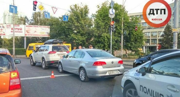 Автомобиль посольства РФ попал в аварию в Киеве