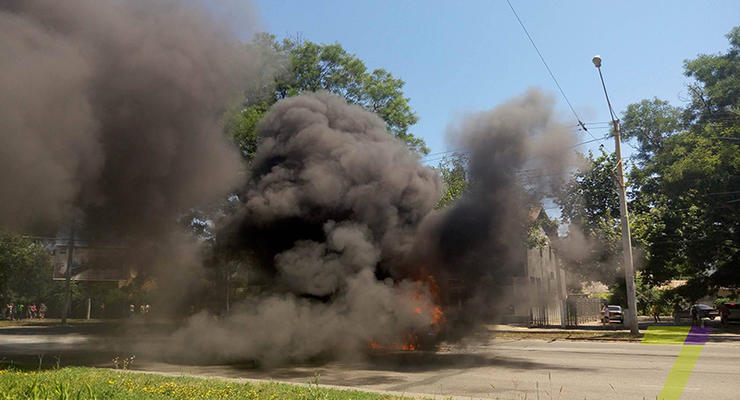В Одессе на оживленной трассе загорелся автомобиль