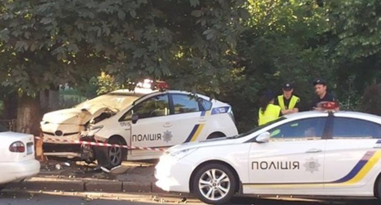 В Киеве полицейская машина врезалась в дерево, пострадала патрульная