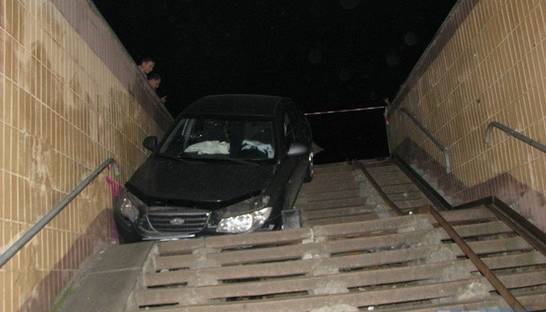 В Киеве автомобиль влетел в подземный пешеходный переход