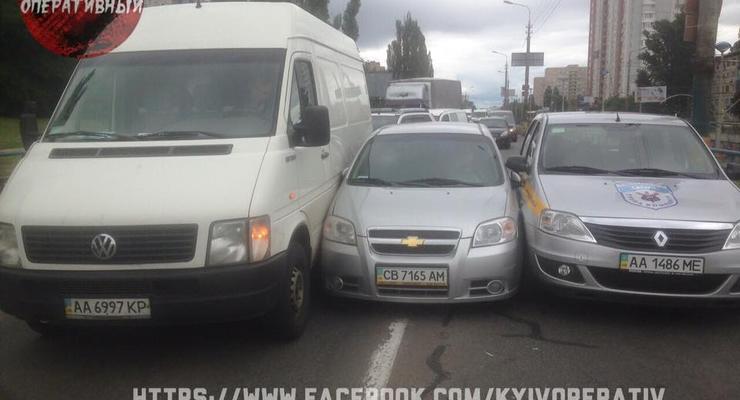 В Киеве автомобиль застрял между Renault и микроавтобусом