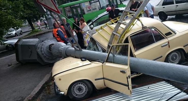 В центре Харькова столб упал на авто с водителем внутри