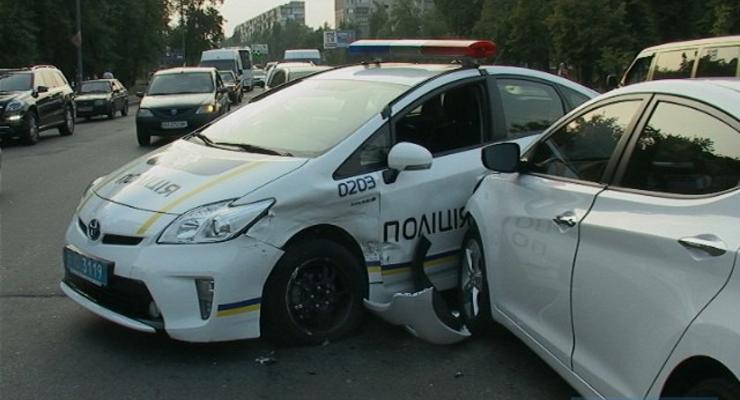 В Киеве Hyundai врезался в автомобиль полиции