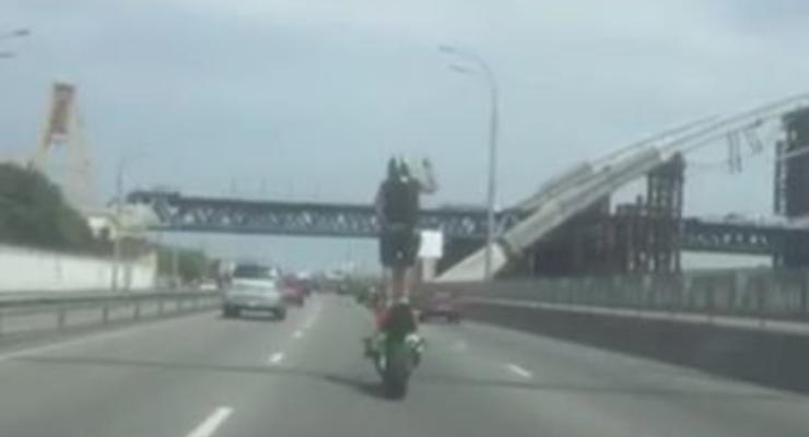 В столице мотоциклист прокатился стоя на байке