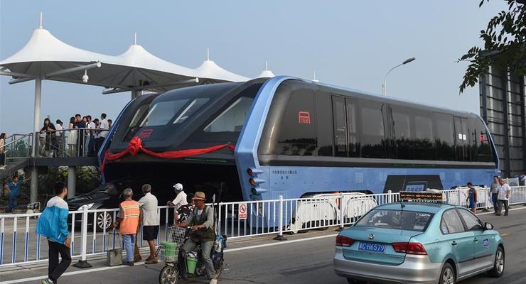 В Китае испытали автобус, парящий над мостовой