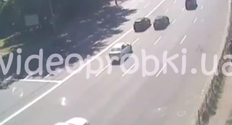 Внедорожник протаранил два авто в Киеве
