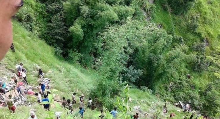 В Непале автобус упал со 150-метрового обрыва: погибли 25 человек