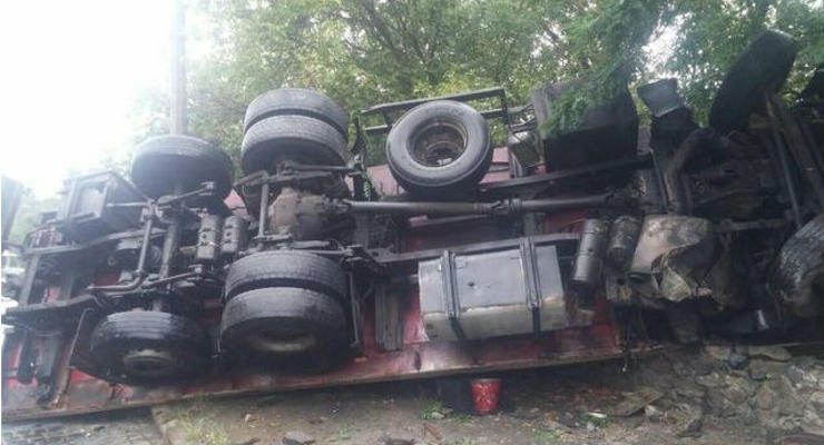 На мокрой дороге в Киеве опрокинулся грузовик