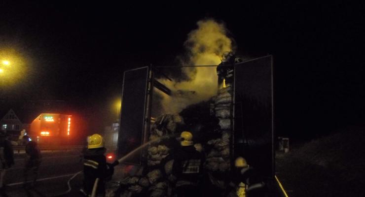 На трассе Киев-Чоп загорелся грузовик с древесным углем
