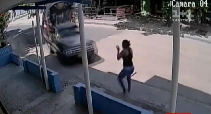 Родилась в рубашке: Женщина прыжком спаслась от машины